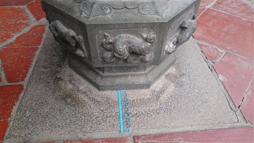 龍山寺龍柱位移的痕跡，可推測此龍柱經歷多次地震而移位。