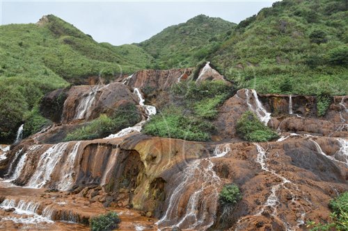 金瓜石黃金瀑布為典型的酸性礦山排水